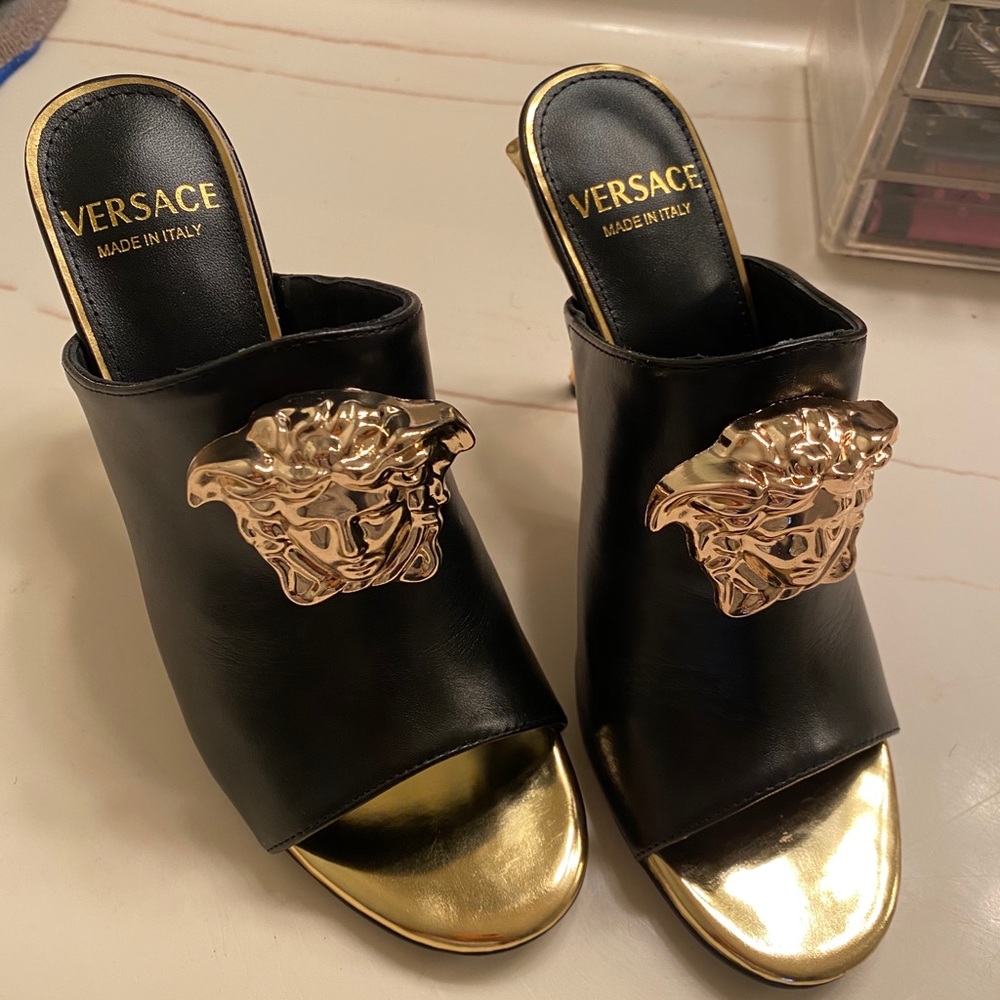 Cute Versace heels size 8 but run small like 7.5